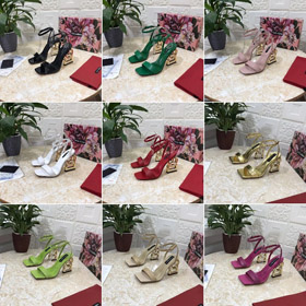 Dolce & Gabbana (DG) popularne sandały z otwartymi palcami  